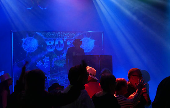Le DJ Joseph Zein anime une soirée dansante.