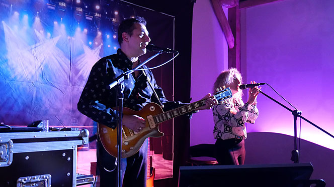 joseph-zein-mojo-chanteur-guitariste Le duo musical Jo'Line, en prestation live.